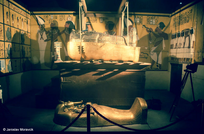 kingtut-tomb-coffin-open